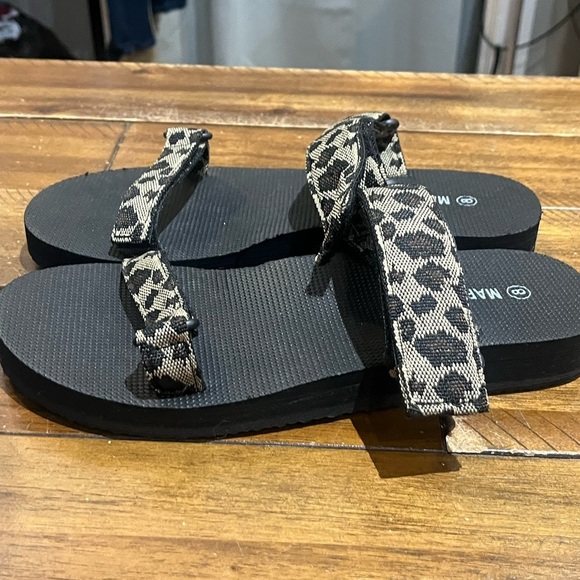 Stylish Black and Cream Sandals - Picture 3 of 5
